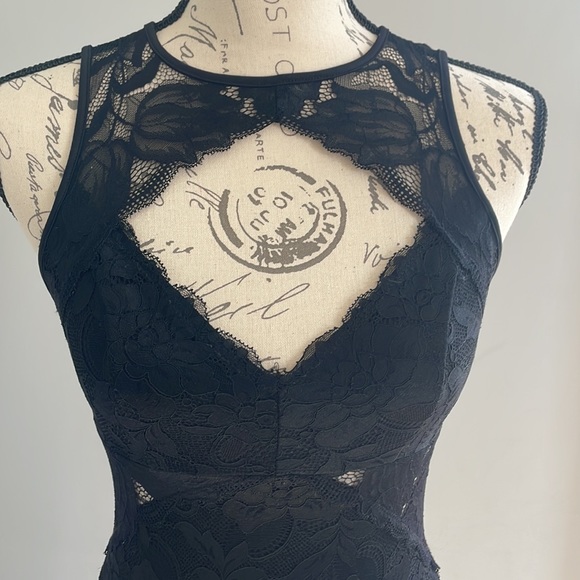 GUESS cut-out lace dress. Perfect for homecoming or wedding/holiday party! XS - Picture 3 of 6